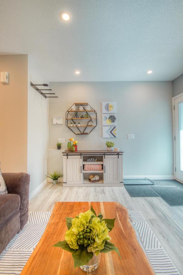 קאנמור Beautiful Newly Reno 2Bdm 2 Bth Sleep Up To 6 Adults & Kids Mountain View Townhouse Suite מראה חיצוני תמונה