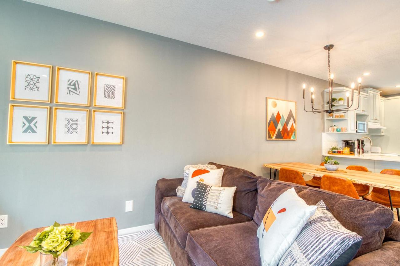 קאנמור Beautiful Newly Reno 2Bdm 2 Bth Sleep Up To 6 Adults & Kids Mountain View Townhouse Suite מראה חיצוני תמונה