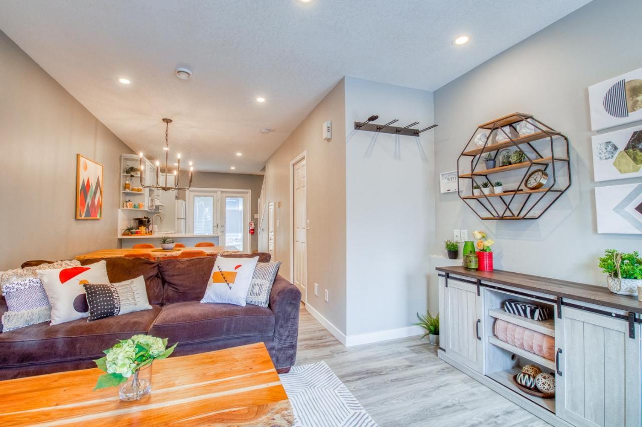 קאנמור Beautiful Newly Reno 2Bdm 2 Bth Sleep Up To 6 Adults & Kids Mountain View Townhouse Suite מראה חיצוני תמונה