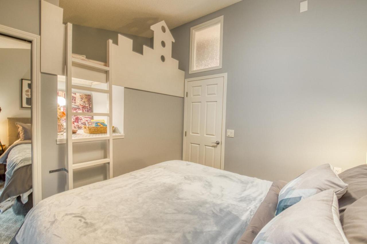 קאנמור Beautiful Newly Reno 2Bdm 2 Bth Sleep Up To 6 Adults & Kids Mountain View Townhouse Suite מראה חיצוני תמונה