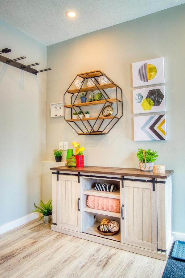 קאנמור Beautiful Newly Reno 2Bdm 2 Bth Sleep Up To 6 Adults & Kids Mountain View Townhouse Suite מראה חיצוני תמונה