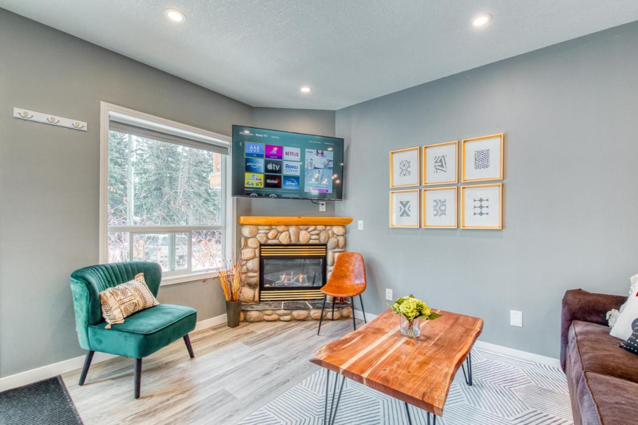 קאנמור Beautiful Newly Reno 2Bdm 2 Bth Sleep Up To 6 Adults & Kids Mountain View Townhouse Suite מראה חיצוני תמונה